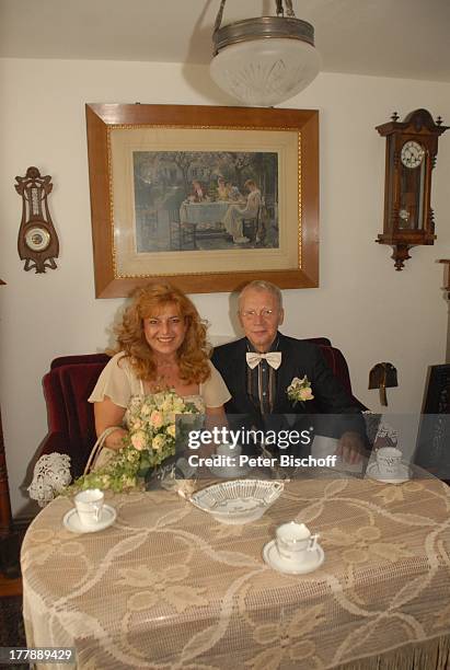 Bräutigam Gernot Endemann, Braut Sabine Endemann , nach standesamtlicher Trauung, Hochzeit, "Heimatmuseum Seelze", bei Hannover, Niedersachsen,...