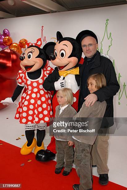 Phil Collins, Sohn Nicholas , Sohn Matthew , "Micky Maus", "Minnie Maus", "Mickys Fantastisches Fest" zugunsten "Ein Herz für Kinder", "Disneyland...
