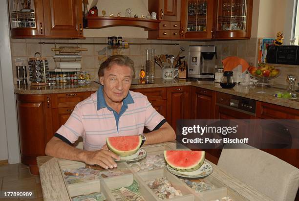 Karel Gott , Homestory, Prag, Tschechien, Europa, Küche, Melonen-Viertel, Wassermelone, Imbiss, Zwischenmahlzeit, Obst, Teller mit Speisen,...