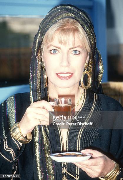 Christiane Krüger, Tunesien, Nordafrika, Afrika, Pfefferminz-Tee, Tasse, Getränk, Tracht, Urlaub, Schauspielerin, ;