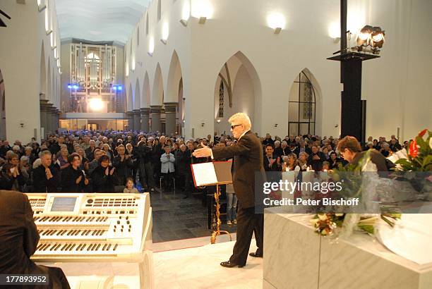 Heino , im Hintergrund re. Gitarrist Werner Hucks, Mitglieder "Gloria Chor", MDR-Aufzeichnung Abschlußkonzert der Kirchenkonzert-Tournee "Die Himmel...