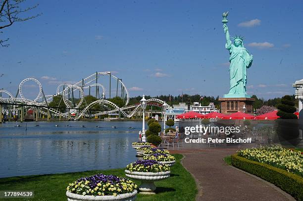 Freiheits-Statue und Looping-Achterbahn, Heide-Park Soltau, Niedersachsen, Deutschland, Europa, Freizeitpark, Vergnügungspark, Heidepark, Reise,