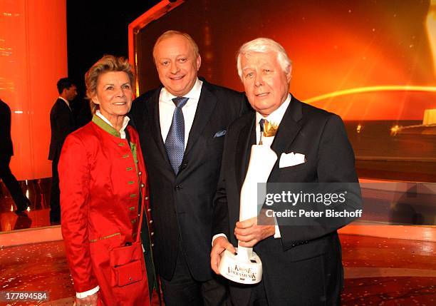 Prof. Peter Weck , Ehefrau Ingrid, Laudator Alfons Schuhbeck , nach "ARD/ORF-Musikshow 15. Preisverleihung "Krone der Volksmusik", Stadthalle,...