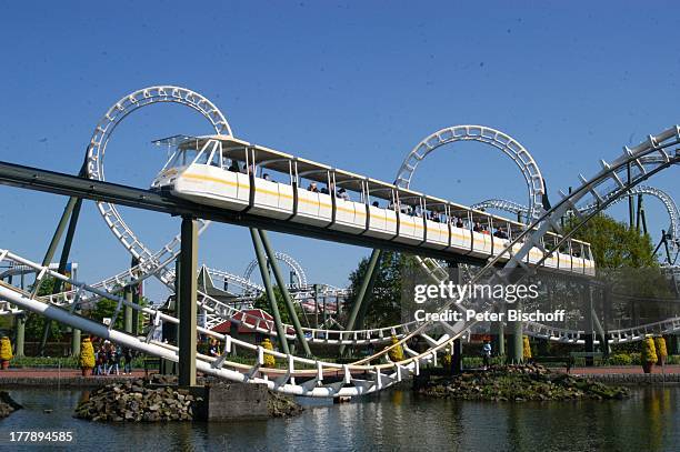 Looping-Achterbahn und Schwebebahn, Heide-Park Soltau, Niedersachsen, Deutschland, Europa, Freizeitpark, Vergnügungspark, Heidepark, Reise,