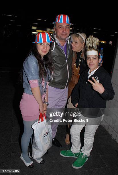 Englische und irische Fans , nach Finale ARD-Musikshow "Eurovision Song Contest 2011", Düsseldorf, Nordrhein-Westfalen, Deutschland, Europa,...