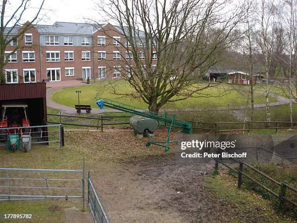 Pferde-Weide auf dem Grundstück von der Reetdach-Villa von Susanne Hoffmann , Klosterseelte, Harpstedt , Niedersachsen, Deutschland, Europa, Trecker,...