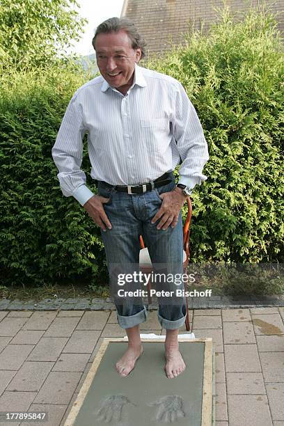 Karel Gott, Fußabdruck in Beton für "Walk of Fame" vor ORF-Musikshow "Starnacht am Wörthersee", Pörtschach am Wörthersee, Kärnten, ; sterreich,...