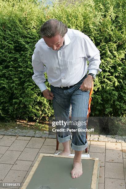 Karel Gott, Fußabdruck in Beton für "Walk of Fame" vor ORF-Musikshow "Starnacht am Wörthersee", Pörtschach am Wörthersee, Kärnten, ; sterreich,...