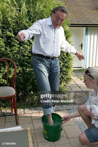 Karel Gott, Fußabdruck in Beton für "Walk of Fame" vor ORF-Musikshow "Starnacht am Wörthersee", Pörtschach am Wörthersee, Kärnten, ; sterreich,...