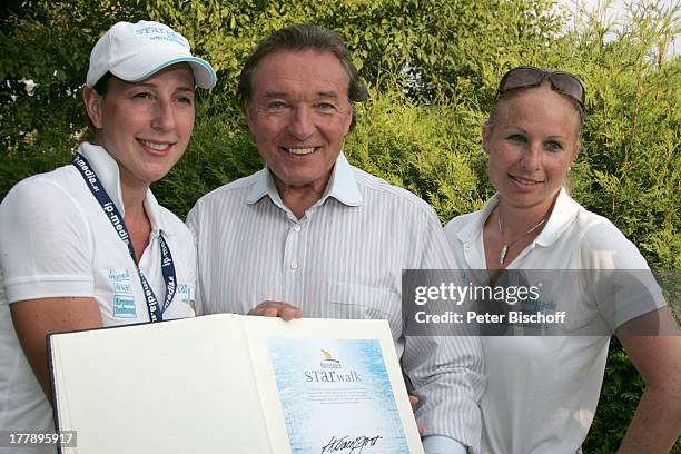 Karel Gott, Helferinnen, Hand- und Fußabdruck in Beton für "Walk of Fame" vor ORF-Musikshow "Starnacht am Wörthersee", Pörtschach am Wörthersee,...