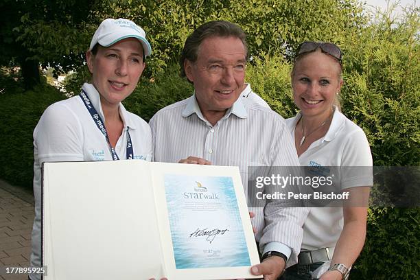 Karel Gott, Helferinnen, Hand- und Fußabdruck in Beton für "Walk of Fame" vor ORF-Musikshow "Starnacht am Wörthersee", Pörtschach am Wörthersee,...