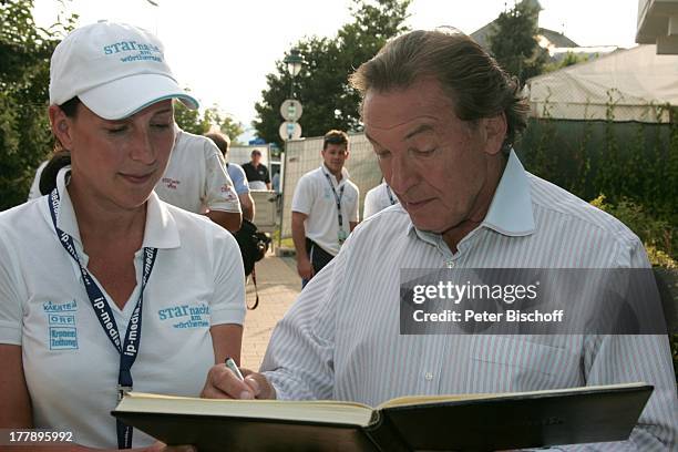 Karel Gott, Helferinnen, Hand- und Fußabdruck in Beton für "Walk of Fame" vor ORF-Musikshow "Starnacht am Wörthersee", Pörtschach am Wörthersee,...