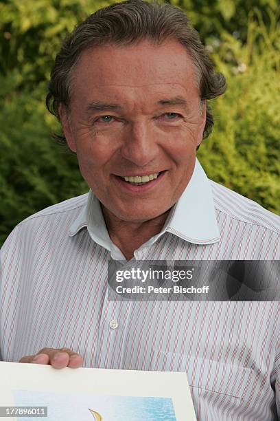 Karel Gott, Portrait, geb: , Sternzeichen: Waage, Hand- und Fußabdruck in Beton für "Walk of Fame" vor ORF-Musikshow "Starnacht am Wörthersee",...