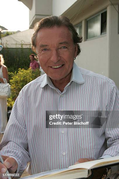 Karel Gott, Hand- und Fußabdruck in Beton für "Walk of Fame" vor ORF-Musikshow "Starnacht am Wörthersee", Pörtschach am Wörthersee, Kärnten, ;...