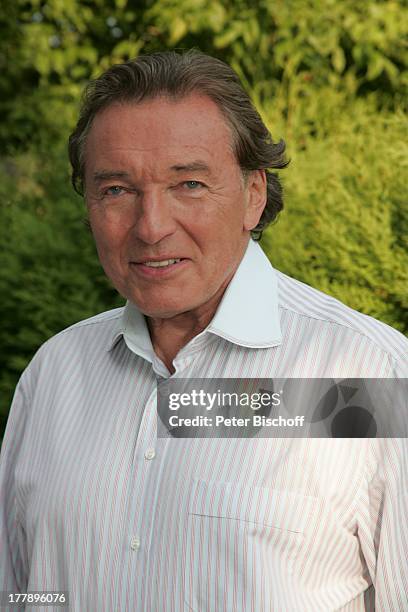 Karel Gott, Portrait, geb: , Sternzeichen: Waage, Hand- und Fußabdruck in Beton für "Walk of Fame" vor ORF-Musikshow "Starnacht am Wörthersee",...