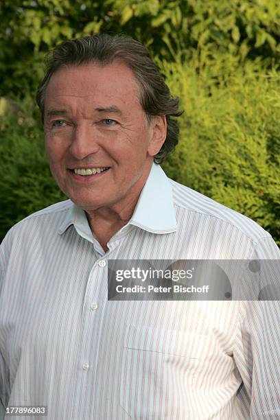 Karel Gott, Portrait, geb: , Sternzeichen: Waage, Hand- und Fußabdruck in Beton für "Walk of Fame" vor ORF-Musikshow "Starnacht am Wörthersee",...