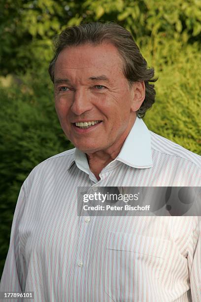 Karel Gott, Portrait, geb: , Sternzeichen: Waage, Hand- und Fußabdruck in Beton für "Walk of Fame" vor ORF-Musikshow "Starnacht am Wörthersee",...