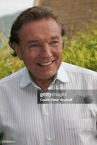 Karel Gott, Portrait, geb: , Sternzeichen: Waage, Hand- und Fußabdruck in Beton für "Walk of Fame" vor ORF-Musikshow "Starnacht am Wörthersee",...