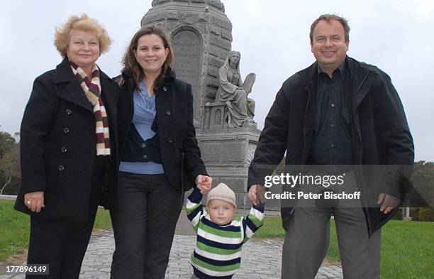 Alexander Nefedov-Skovitan , Ehefrau Anna Roche mit Mutter Tatjana, Sohn George , "National Monument to the Forefathers" , Plymouth-Rock, Plymouth ,...