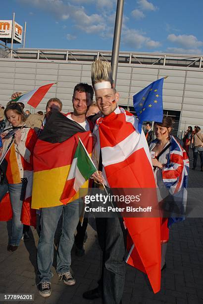 Fans mit deutscher, Schweizer, englischer und irischer Fahne , vor Finale ARD-Musikshow "Eurovision Song Contest 2011", "Düsseldorf-Arena",...