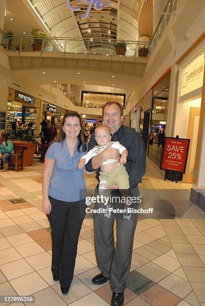Alexander Nefedov-Skovitan , Ehefrau Anna Roche, Sohn George , Einkaufszentrum, Plymouth , Massachussetts, Nordamerika, USA, Amerika, Shoppingcenter,...