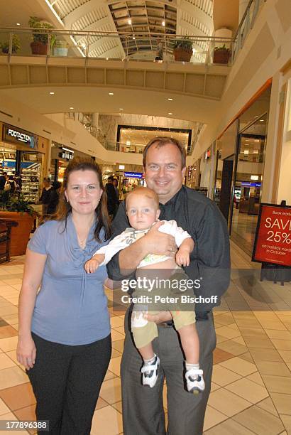 Alexander Nefedov-Skovitan , Ehefrau Anna Roche, Sohn George , Einkaufszentrum, Plymouth , Massachussetts, Nordamerika, USA, Amerika, Shoppingcenter,...