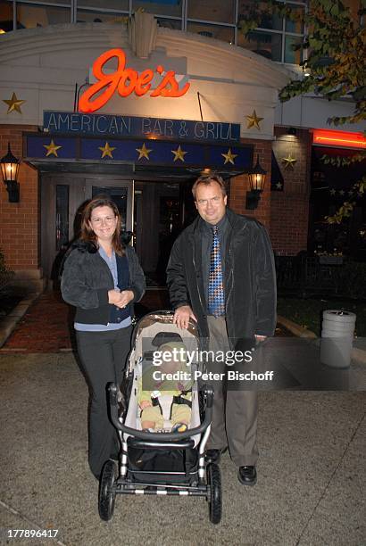 Alexander Nefedov-Skovitan , Ehefrau Anna Roche, Sohn George , Restaurant "Joe's" , Plymouth , Massachussetts, Nordamerika, USA, Amerika, Kind,...