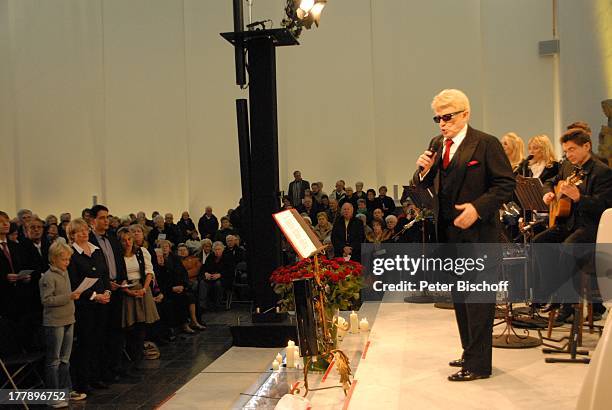 Heino , im Hintergrund re. Gitarrist Werner Hucks, Mitglieder "Gloria Chor", MDR-Aufzeichnung Abschlußkonzert der Kirchenkonzert-Tournee "Die Himmel...