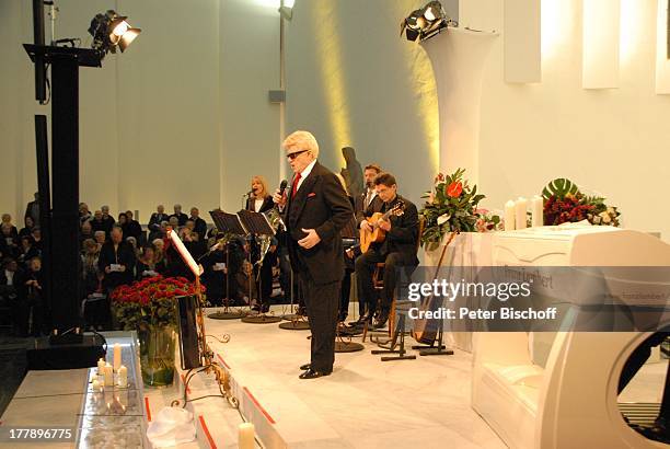 Heino , im Hintergrund re. Gitarrist Werner Hucks, Mitglieder "Gloria Chor", MDR-Aufzeichnung Abschlußkonzert der Kirchenkonzert-Tournee "Die Himmel...