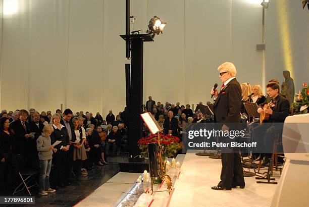 Heino , im Hintergrund re. Gitarrist Werner Hucks, Mitglieder "Gloria Chor", MDR-Aufzeichnung Abschlußkonzert der Kirchenkonzert-Tournee "Die Himmel...