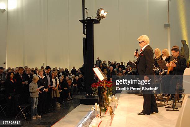 Heino , im Hintergrund re. Gitarrist Werner Hucks, Mitglieder "Gloria Chor", MDR-Aufzeichnung Abschlußkonzert der Kirchenkonzert-Tournee "Die Himmel...