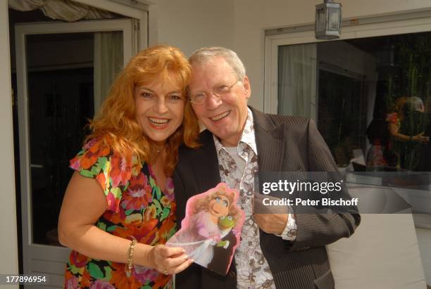 Gernot Endemann, Lebensgefährtin Sabine Schmidt-Kirchner, Homestory, Hannover, Niedersachsen, Deutschland, Europa, Terrasse, "Miss Piggy und Kermit...