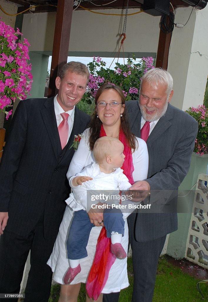 Gunther Emmerlich (re.), Adoptiv-Tochter Karoline Simang mit Bab