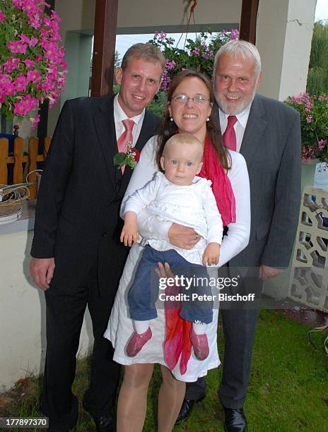 Gunther Emmerlich , Adoptiv-Tochter Karoline Simang mit Baby: Enkelin Leonora Lucia, Bräutigam Sohn Sven Hoep, Hochzeitsfeier Hochzeit Sven und E l k...