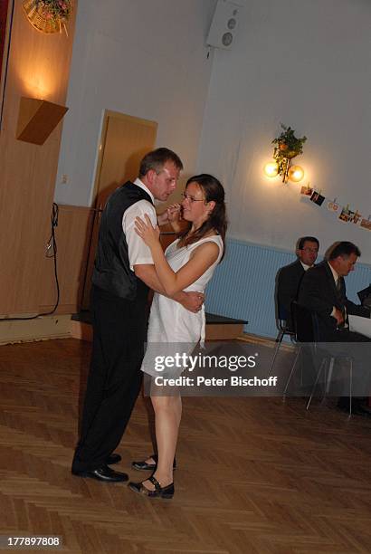 Bräutigam Sven Hoep , tanzt mit Adoptiv-Schwester Karoline Simang, Hochzeitsfeier Hochzeit Sven und E l k e Hoep, Hotel-Restaurant...