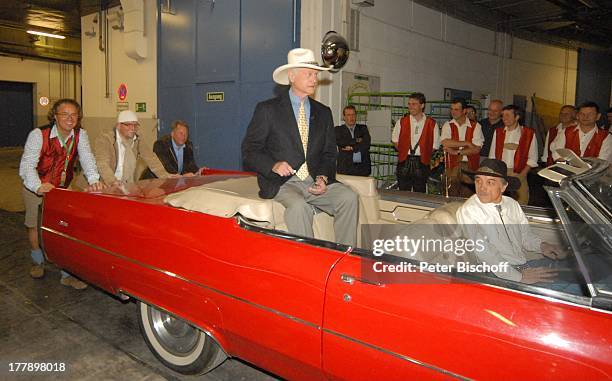 Larry Hagman , DJ. ; tzi , dessen Manager Wolfgang Kaminski , Daniel Bauchinger , Fahrer, Mitwirkende Volksmusikgruppe , ARD/ORF/SF-Musikshow...