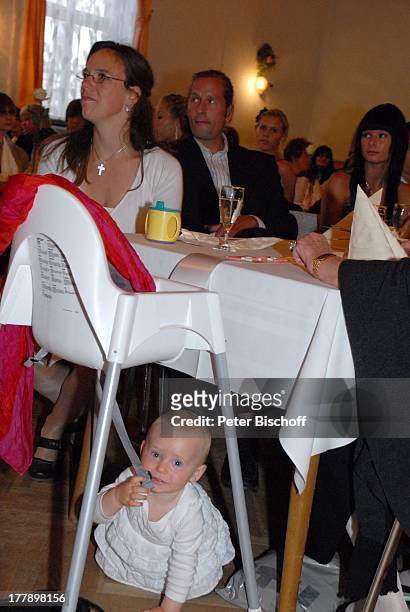 Karoline Simang mit Tochter Baby Eleonora Lucia und Ehemann Rico Simang, Nichte Sarah Hoep, Hochzeitsfeier Hochzeit S v e n und E l k e H o e p,...