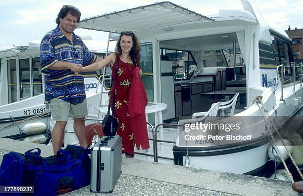 Andy Borg, Lebensgefährtin Birgit Strobel, Urlaub auf Hausboot, Saverne, Frankreich, Europa, Boot, Koffer, Volksmusik-Moderator, Sänger, Musiker,