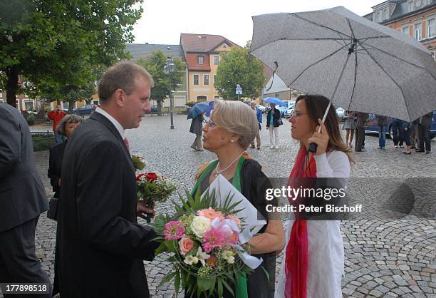 Bräutigam Sven Hoep , Tante Ursula Böhme , Adoptiv-Schwester Karoline Simang , Ankunft vor standesamtlicher Trauung, Hochzeitsfeier, Hochzeit von...