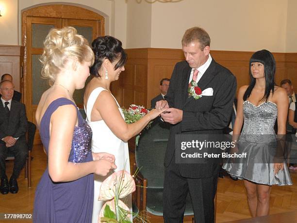 Bräutigam Sven Hoep , Braut Elke Hoep , Tochter Sarah Hoep , Lydia Thomas , Hochzeits-Gäste, standesamtlicher Trauung, Hochzeitsfeier, Hochzeit,...