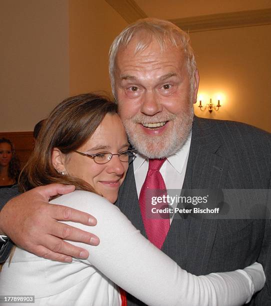 Gunther Emmerlich, Adoptiv-Tochter Karoline Simang, nach standesamtlicher Trauung von unehelichem Sohn S v e n H o e p mit E l k e H o e p,...