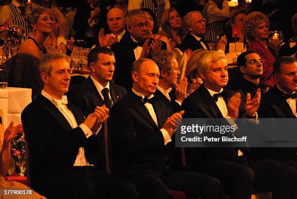 Stasnislaw Tillich , Wladimir Putin , Hans-Joachim Frey , Gäste, vorne, , dahinter mi. Harald Krassnitzer, 4. "Semper Opernball", Verleihung...