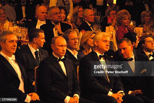 Stasnislaw Tillich , Wladimir Putin , Hans-Joachim Frey , Gäste, vorne, , dahinter mi. Harald Krassnitzer, 4. "Semper Opernball", Verleihung...