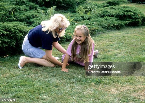 Bianca, Tochter Mareike, TV-Show "H e i n o - Stimme der Heimat", Alpenland, Deutschland, Europa, spielen, krabbeln, Busch, Volksmusikantin,...