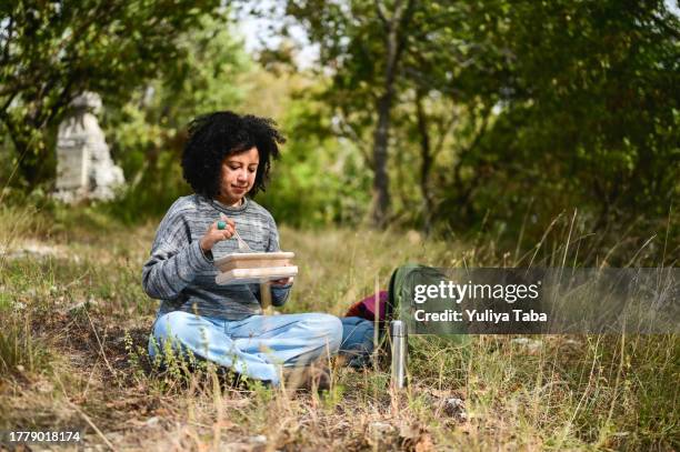 lateinamerikanerin isst salat während ihrer wanderung. - wildnisgebiets name stock-fotos und bilder