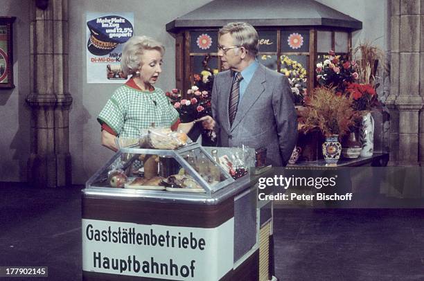 Edith Hancke, Kandidat, ARD-"Rudi Carrell Show", Folge: "Bahnhof", Bremen, Deutschland, Europa, Verkauf-Stand, Obst, Getränk, Flasche, Kittel,...