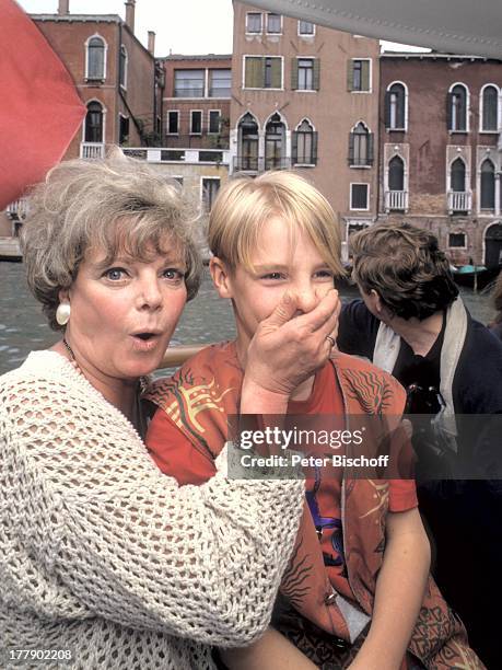 Grit Boettcher, Sohn Tristan , Touristen, Urlaub, Venedig, Venetien, Italien, Boot, gähnen, Hand vorhalten, Bauwerk, Architektur, Schauspielerin,...