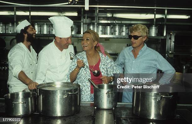 Heino, Ehefrau Hannelore Kramm, Chefkoch Detlef Löwenberg, , Kreuzfahrtschiff MS "Europa", Ostasien-Kreuzfahrt, Indien/Ägypten, Karibik, Brille mit...