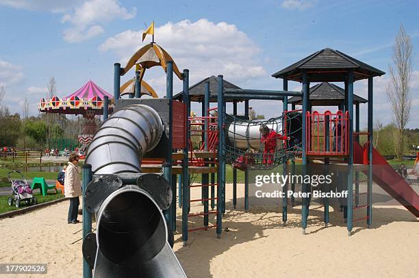 Rutschen auf Kinderspielplatz, Serengeti-Park, Hodenhagen , Niedersachsen, Deutschland, Europa, Freizeitpark, Vergnügungspark, Spielplatz, Reise,