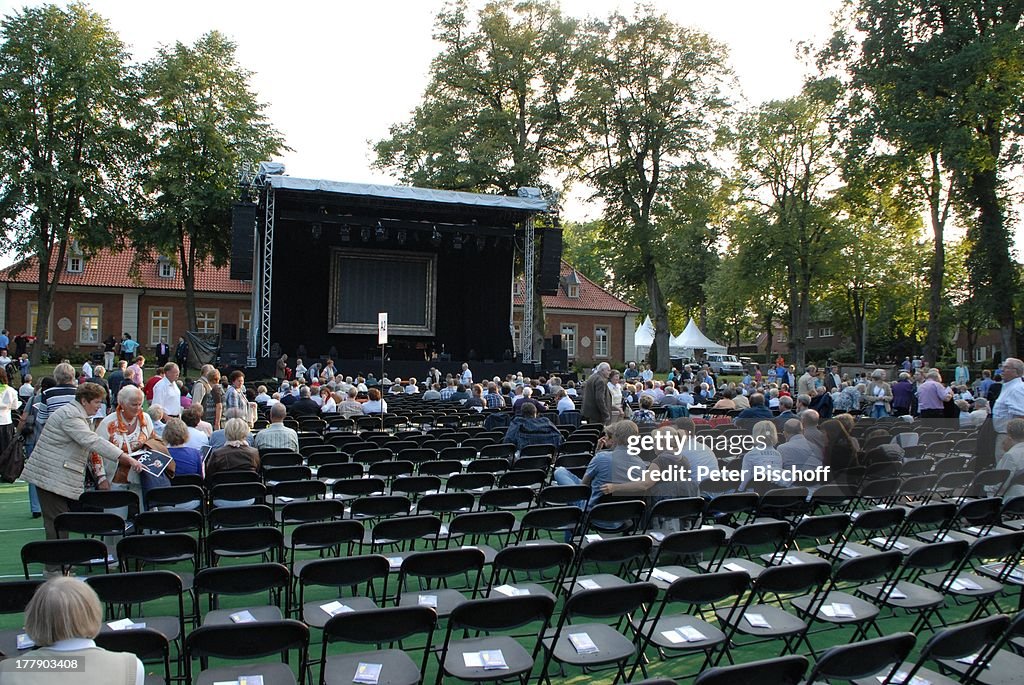 Blick vom Zuschauerblock mit ersten Fans auf Bühne, vor Konzert 